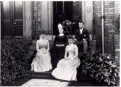 Gruppo familiare sui gradini di 43 Reginald Terrace, Leeds, c.1889 da English Photographer